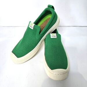 Cariuma Slip Ons - Emerald Green, size 8.5
